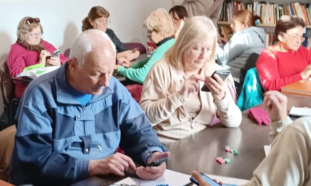 Sumar por Mar del Plata lanza una nueva inscripción al curso gratuito uso de celulares a adultos mayores.